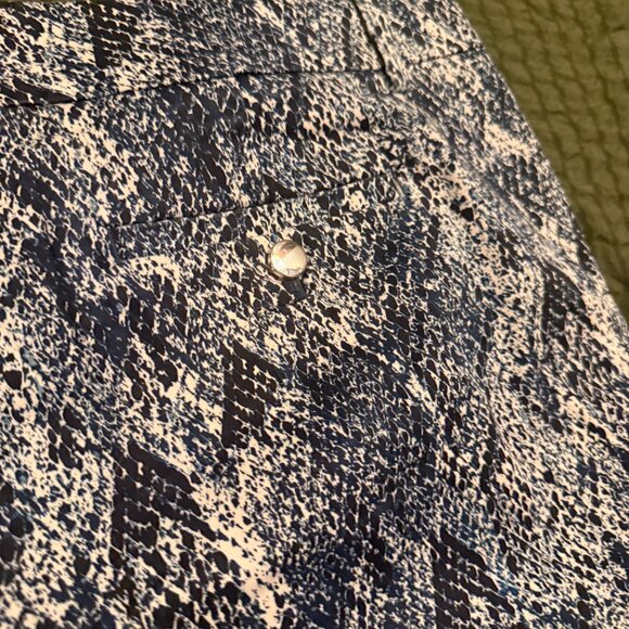 Calvin Klein Women's Blue and White Snake Print Shorts - Size 14 - Picture 8 of 8